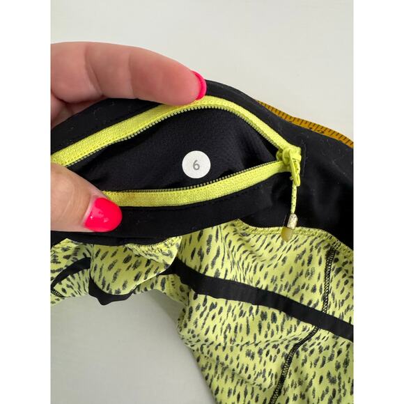 Lululemon Women’s Running Workout Shorts Size 6 Yellow Black Speed Dotty Dash - Picture 6 of 8